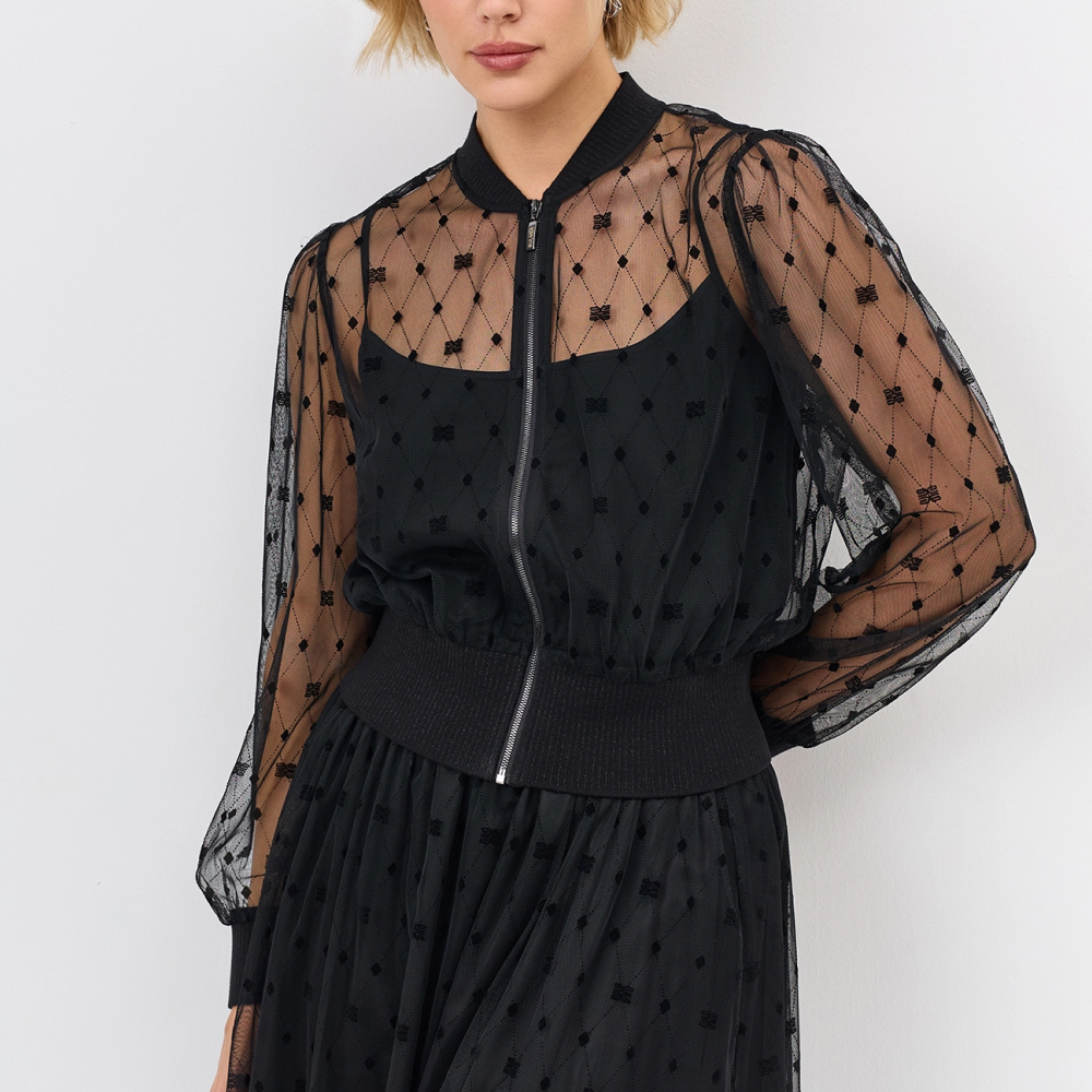 Эффектный бомбер из прозрачной сетки