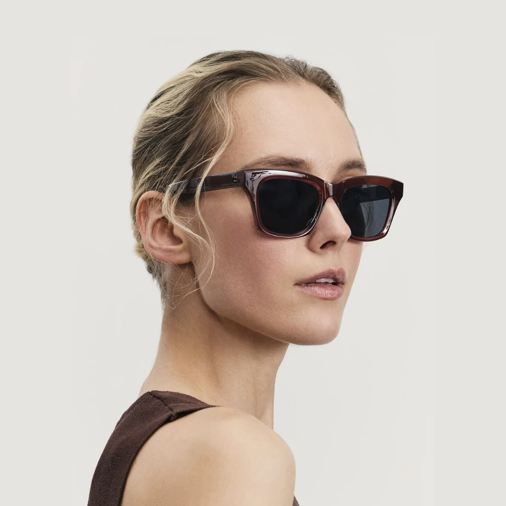 Солнцезащитные очки в пластиковой оправе