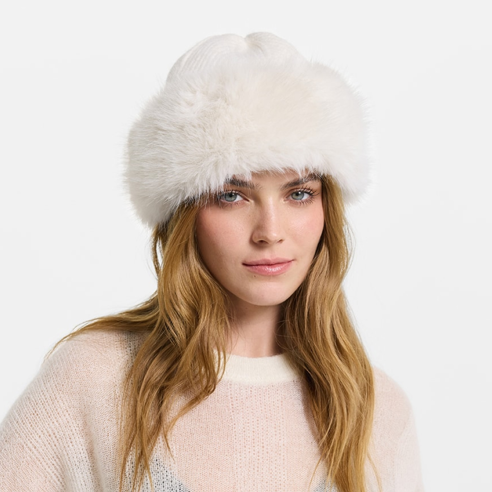 Шапка с шерстью и меховой отделкой