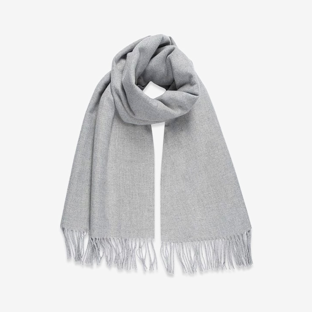 Широкий палантин с бахромой 