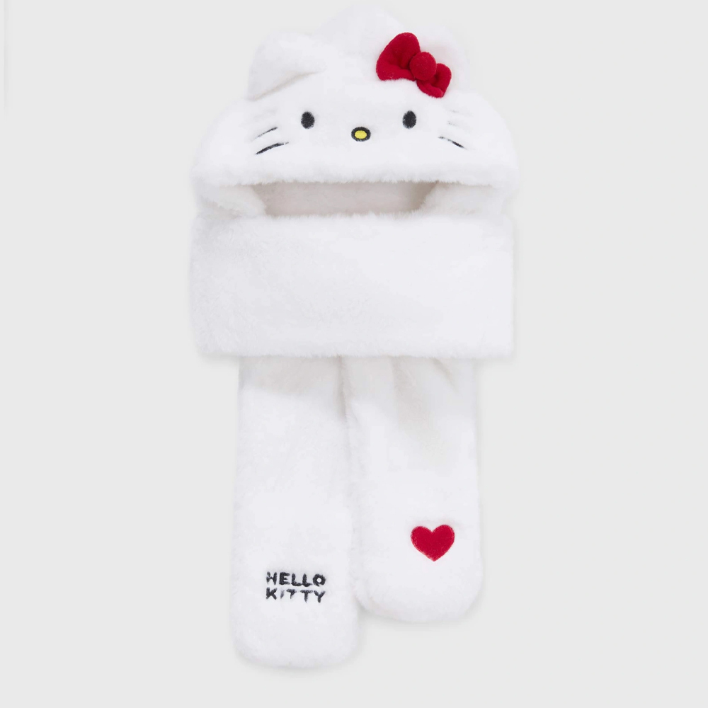 Белая шапка-шарф с вышивкой